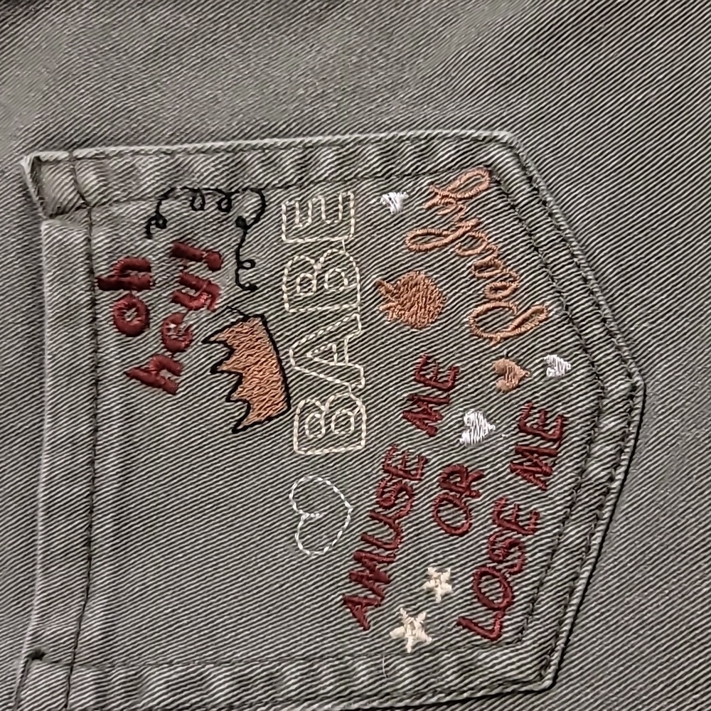 OLIVE DENIM EMBROIDERED MID RISE STRETCH SHORT BEE DETAIL - Picture 3 of 12